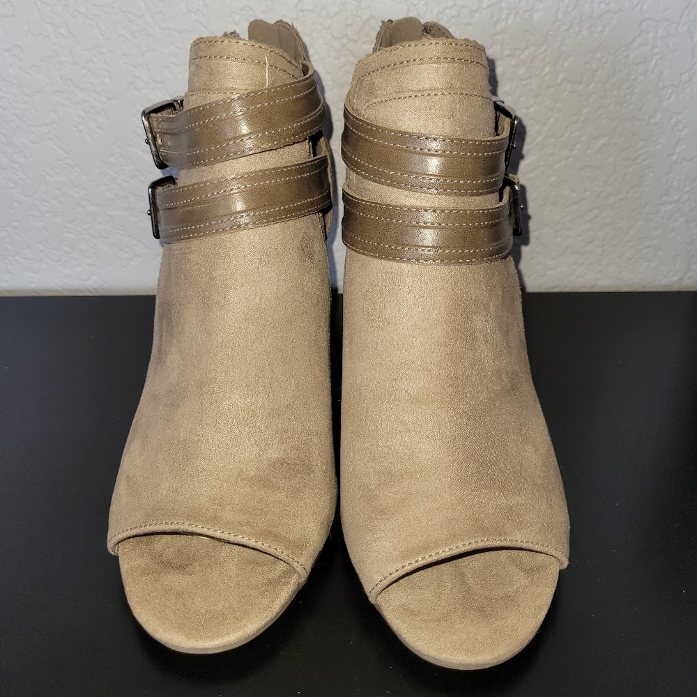 Peep Toe Stacked Heel Ankle Booties 7.5 Liz Claiborne Tan Beige Taupe